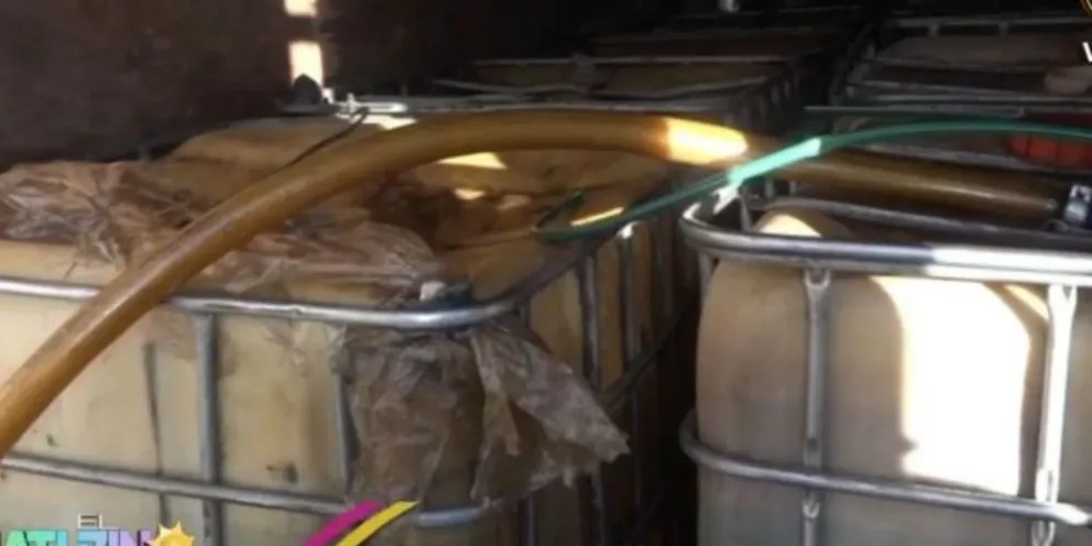 Bidones con combustible hallados en la vivienda. Foto: Captura de video