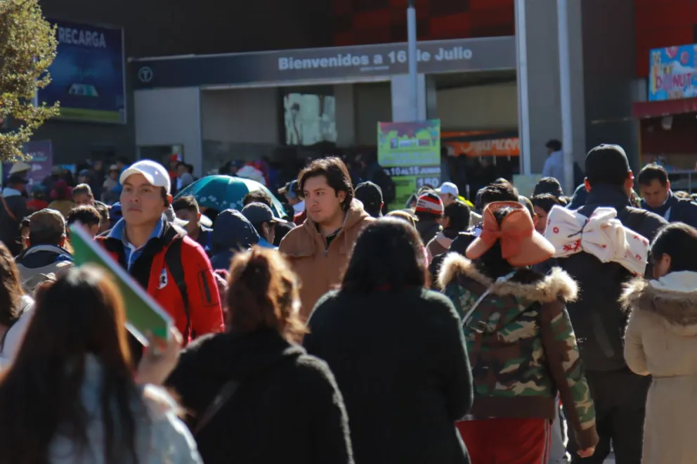 Largas filas en una estación del teleférico en La Paz. Fotos: APG y DTV