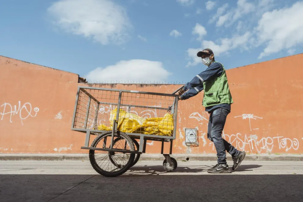 Un reciclador del proyecto Puerta a Puerta en Santa Cruz de la Sierra (Bolivia). Foto: EFE