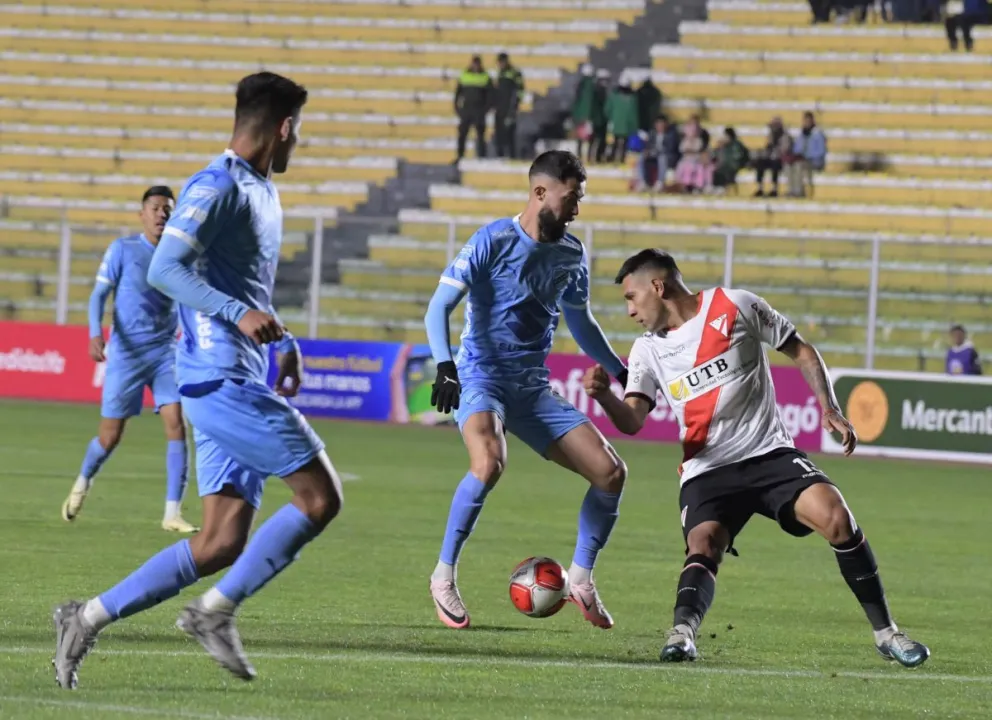 Una incidencia de un encuentro entre Alwaya Ready y Bolívar que se medirán al retorno del receso. Foto: AD