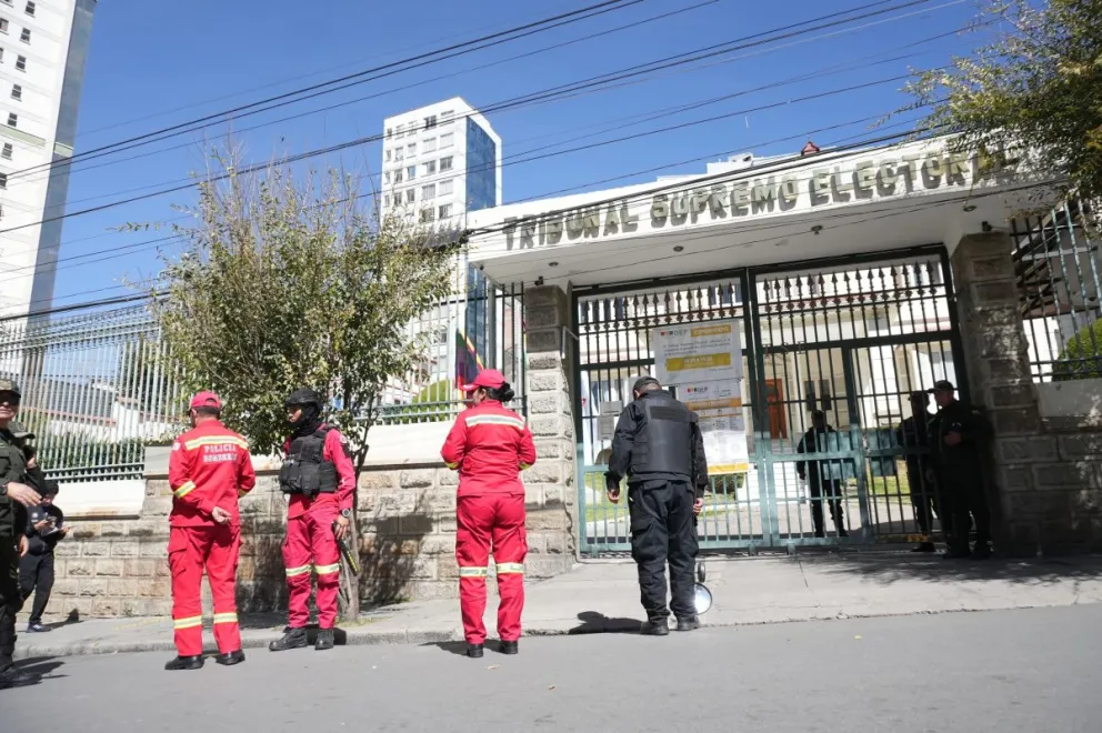 Efectivos bomberos en instalaciones del TSE, este miércoles. Foto: APG