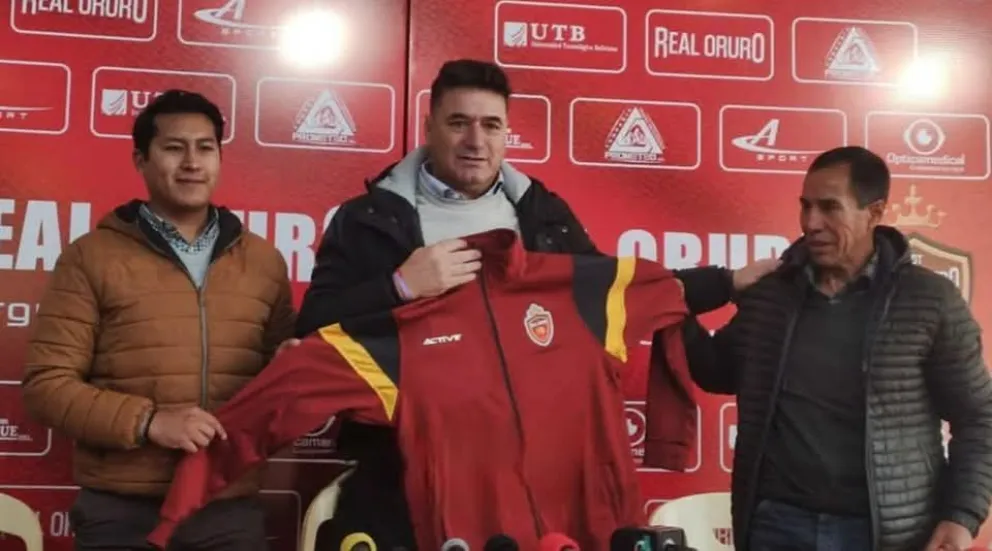 Mareclo Straccia (centro) fue presentado este miércoles en Totora Real Oruro. Captura de pantalla.