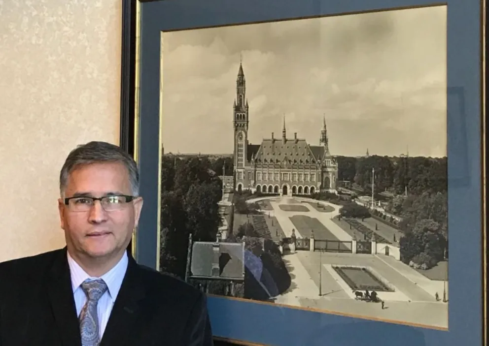 Javier Viscarra, diplomático de carrera. 