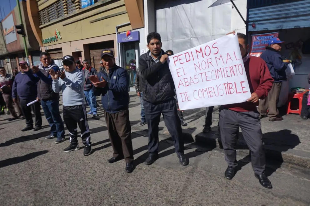 Los choferes sindicalizados, este miércoles en el centro de La Paz. Fotos: APG