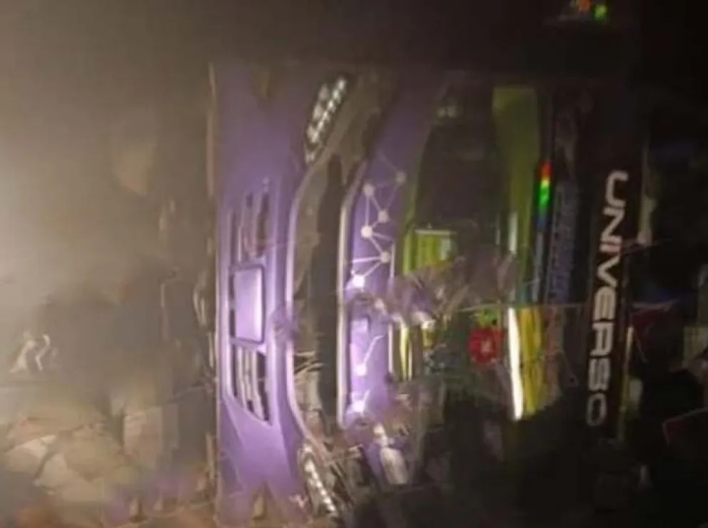 El bus accidentado en la ruta Potosí-La Paz. Foto: Correo del Sur