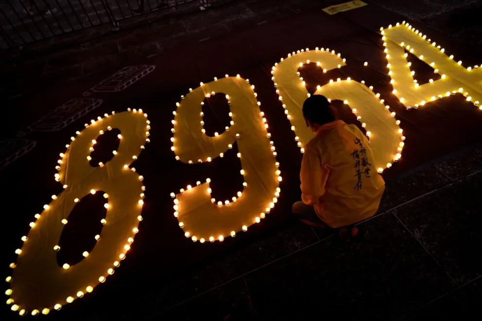 Una persona coloca velas eléctricas en una vigilia en conmemoración de la protesta de la Plaza de Tiananmen. Fotos: EFE