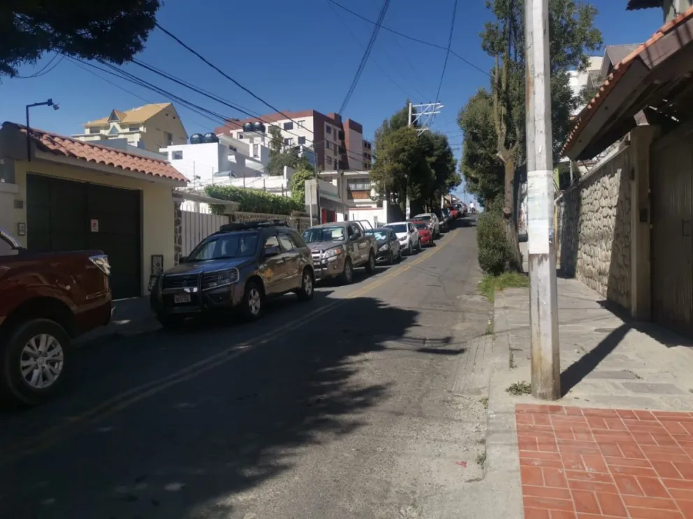 Filas de conductores de vehículos para cargar gasolina en la estación de la Kantutani y 20 de Octubre. Foto. M. Belmonte