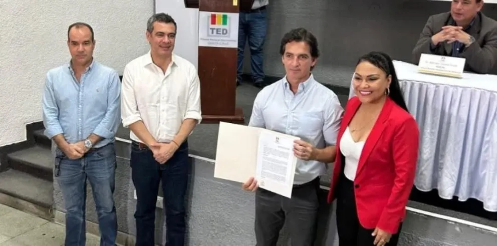 Saavedra recibe la resolución que otorga la personalidad jurídica a la agrupación ciudadana VOS. Foto: MC Noticias