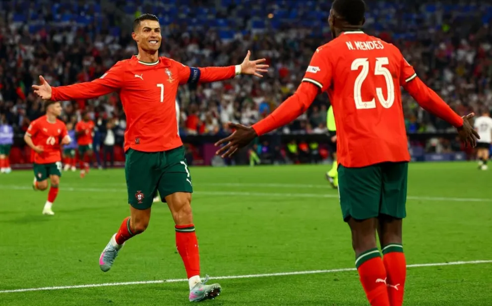 Ronaldo (izq.) festeja su tanto, el de la victoria sobre Alemania. Foto: EFE.