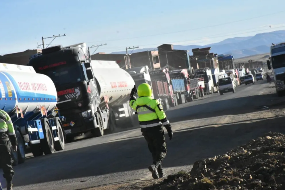 La flota de cisternas que avanza por la carretera hacia La Paz. Foto: Ministerio de Gobierno