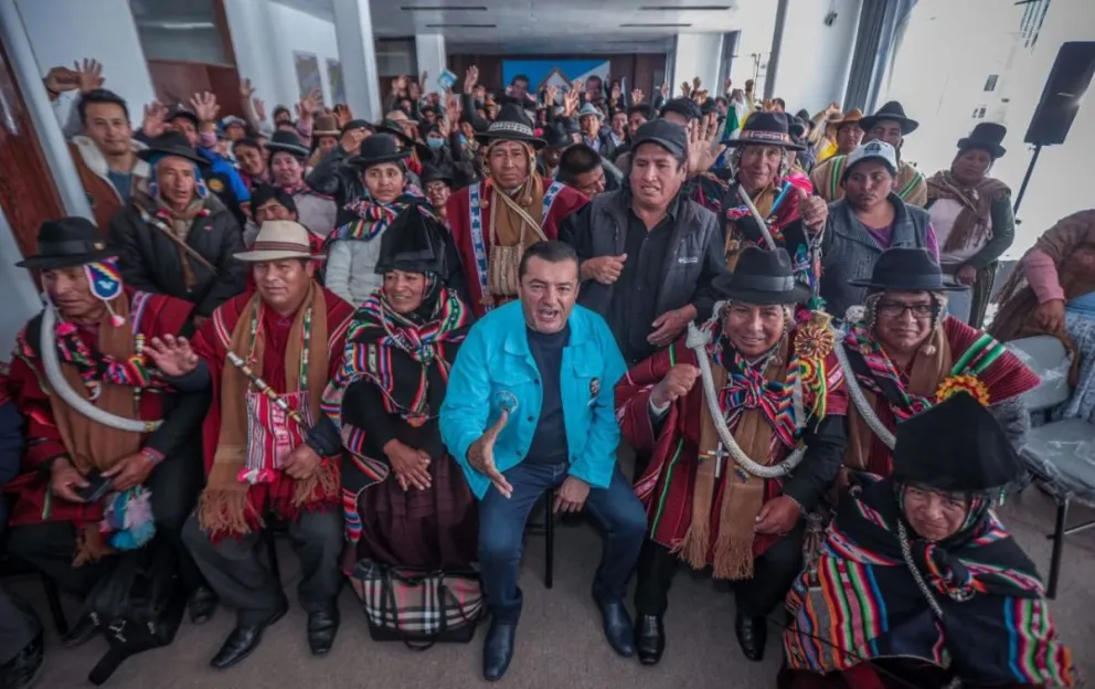 Jhonny Fernández con un grupo de campesinos en El Alto. Foto: DTV