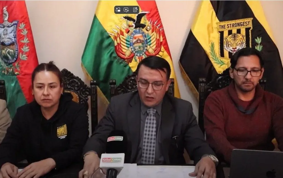 Daniel Terrazas (centro) junto a los miembros de su directorio durante la conferencia de prensa. Foto: captura de video.