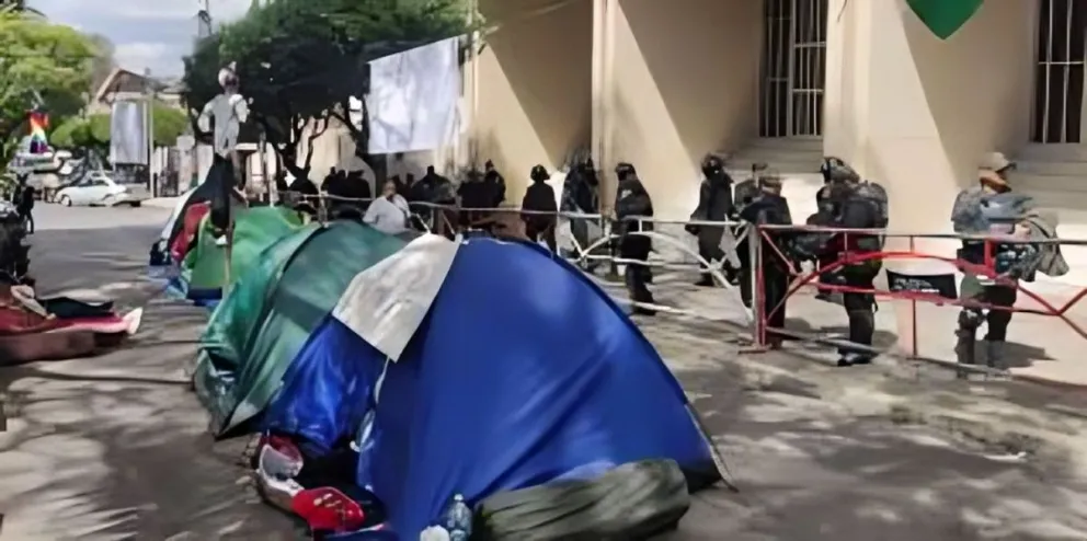 Una vigilia de "evistas" en las afueras del TCP, en Sucre. Foto: TCP