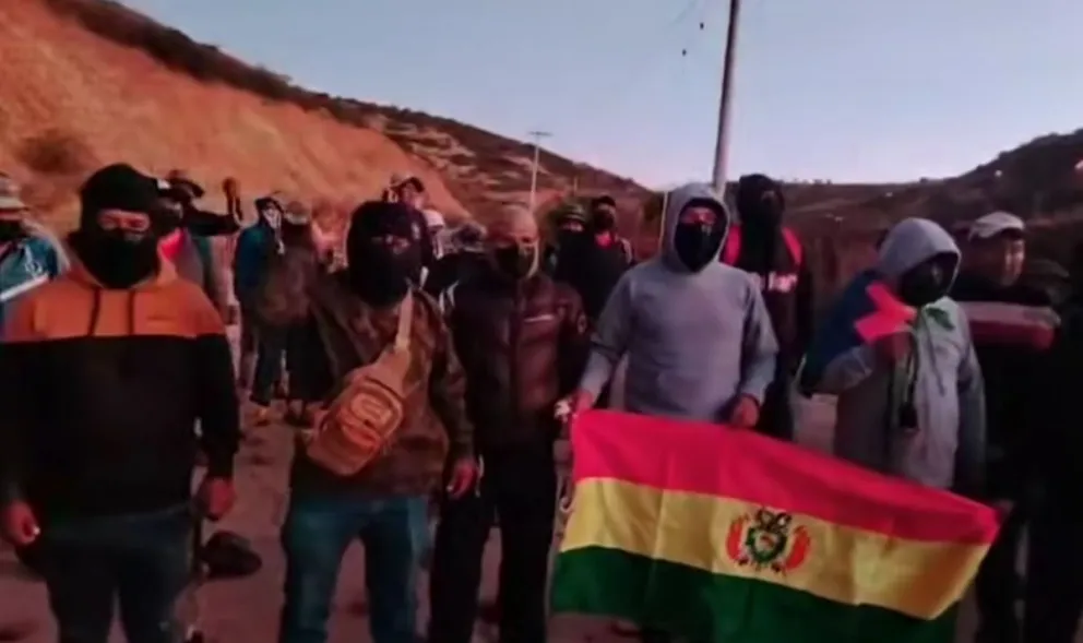 Residentes de Qaqachaka (Oruro) se suman al bloqueo de caminos. Aparecen enmascarados en esta captura de video. 