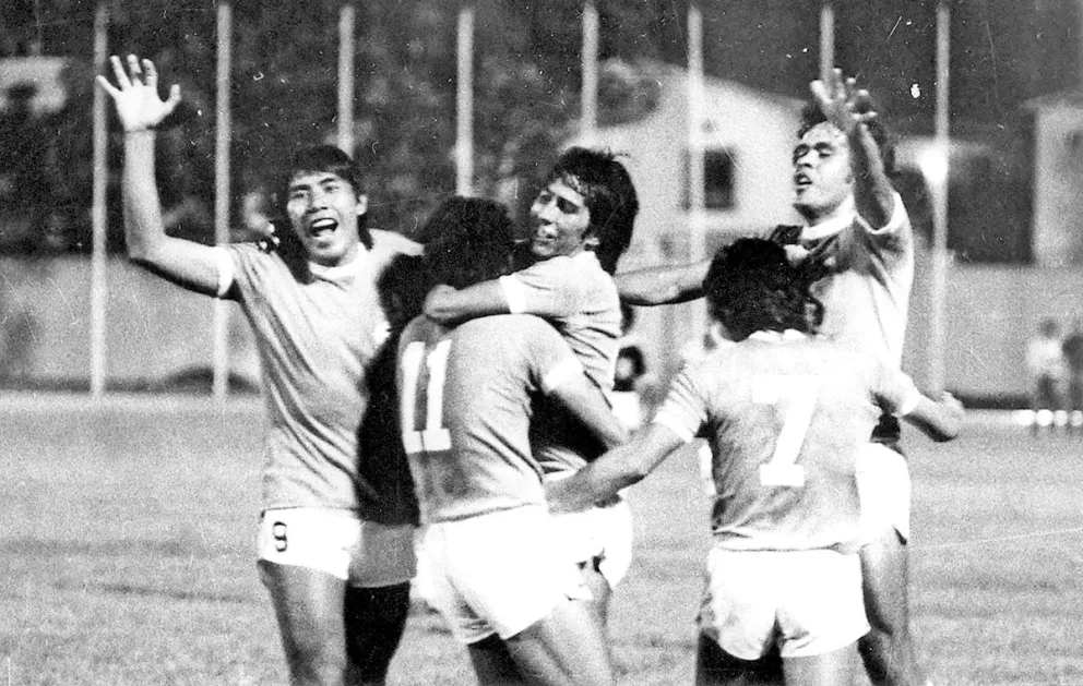 Tamayá, Baldivieso, Romero y Morales abrazan a Aguilar (11) luego del gol en Caracas. Foto: Historia del Fútbol Boliviano