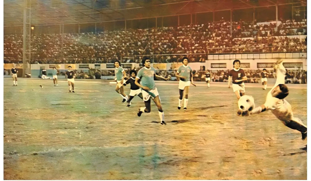 Una incidencia del cotejo de 1977. Fue una victoria histórica de la Verde. Foto: Balonazos.