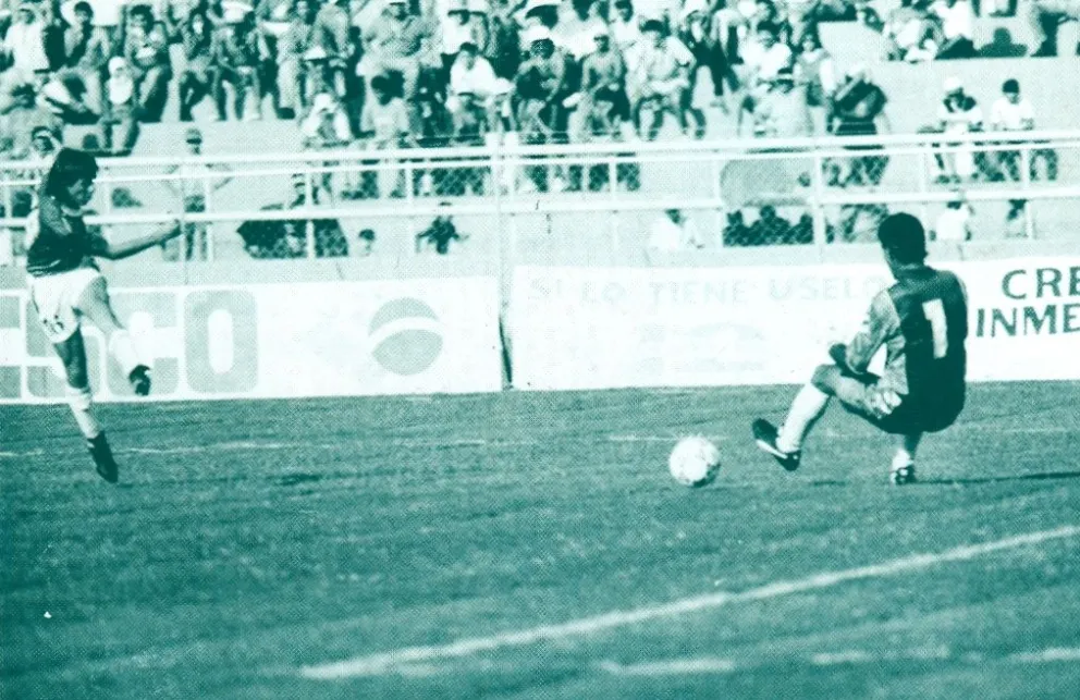 Cristaldo remata y convierte un gol en la victoria 1-7 sobre Venezuela. Foto: Historia del Fútbol Boliviano. 