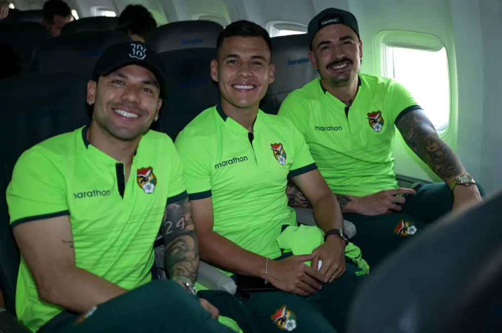 Algarañaz (izq.), Villarroel y Viscarra, durante el vuelo de la Verde a Maturín. Foto: FBF.