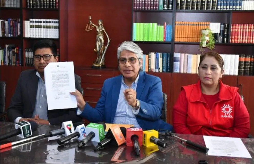 Wilfredo Chávez y Ruth Nina en una conferencia de prensa. Foto: APG