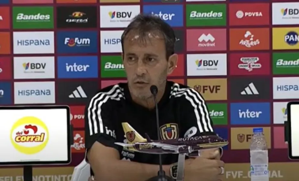 Fernando Batista, el DT de Venezuela, en la conferencia que ofreció en la tarde-noche de este jueves. Foto: captura de video
