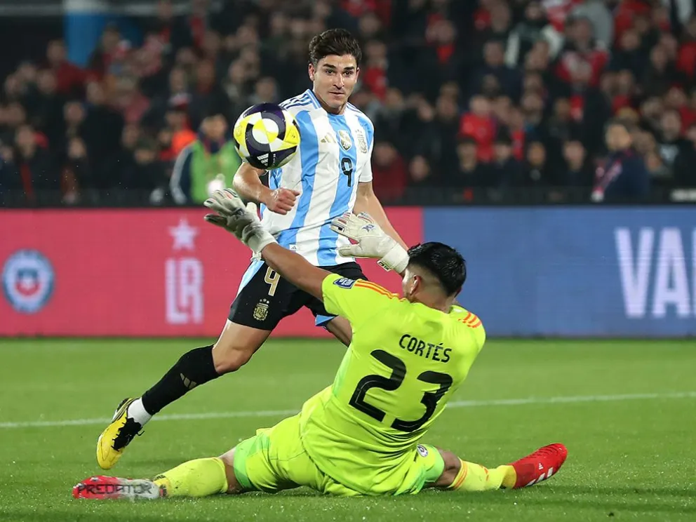 El argentino Julián Álvarez "pincha" la pelota a la salida de Brayan Cortés y marca el tanto de la victoria. Foto: AFA