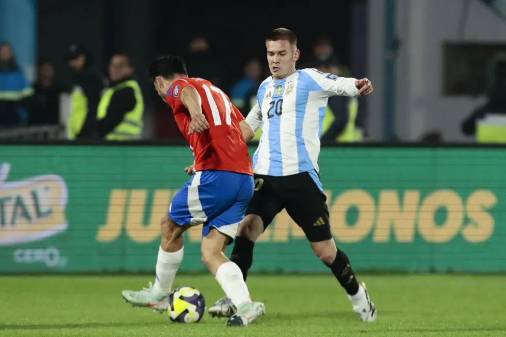 El juvenil argentino Franco Mastantuono (der.) disputa la pelota con el chileno Gabriel Suazo. Foto: EFE