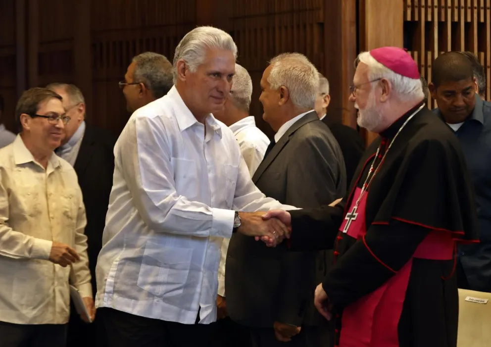 El presidente de Cuba, Miguel Díaz-Canel (i), saluda al secretario del Vaticano para las relaciones con los estados y los organismos internacionales, Paul Richard Gallagher, este 5 de junio de 2025, en La Habana (Cuba). Foto: EFE