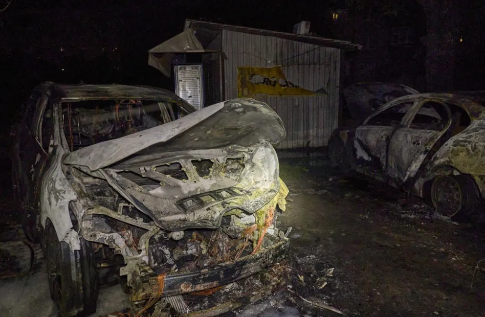 Coches quemados en el lugar de un ataque con drones en Járkov, en el noreste de Ucrania. Foto: EFE