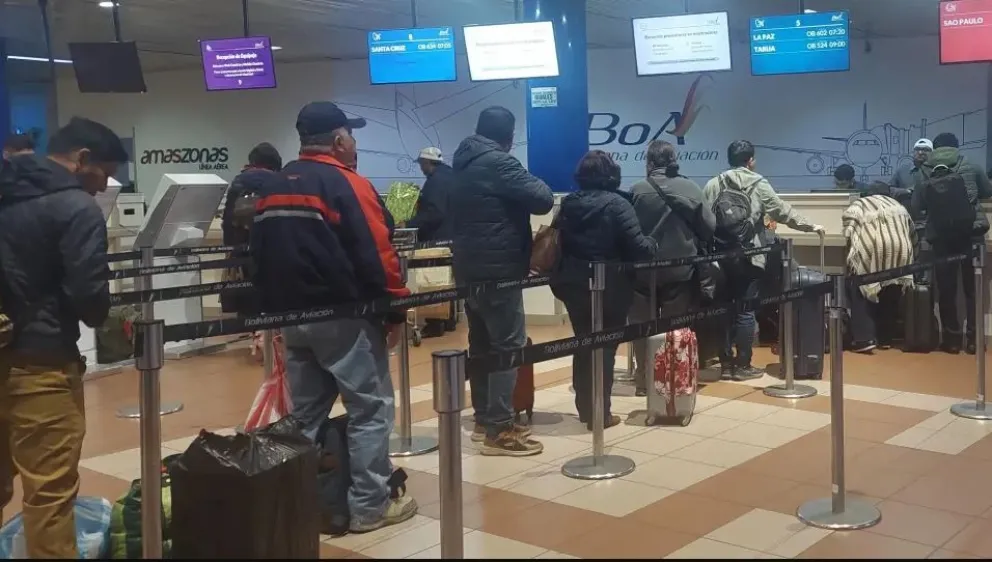 Pasajeros en el aeropuerto Jorge Wilstermann de Cochabamba, este viernes. Foto: Unitel