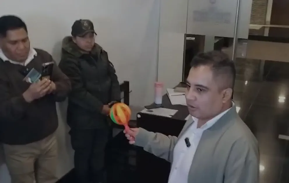 Astorga con la sonajera, este viernes en la Asamblea Legislativa. Foto: Captura de video