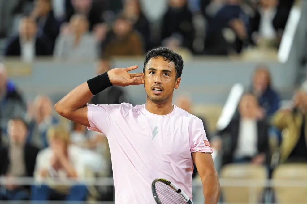 Dellien hace un gesto en el Roland Garros. Foto: Julien Crosnier / FFT.