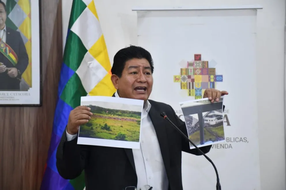  El ministro de Obras Públicas, Edgar Montaño, muestra imágenes de la "toma". Foto: APG 
