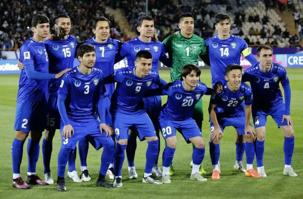 La selección de Uzbekistán que empezó jugando frente a Emiratos Árabes.