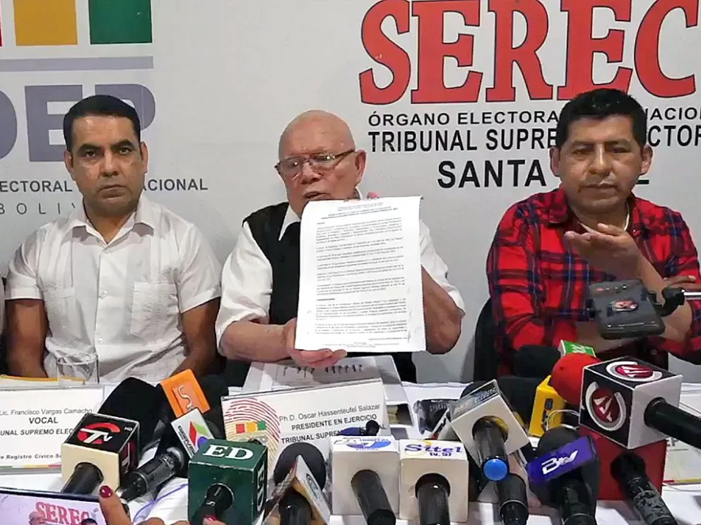 Oscar Hassenteufel y otros dos vocales del TSE en Santa Cruz, este viernes. Foto: Captura de video