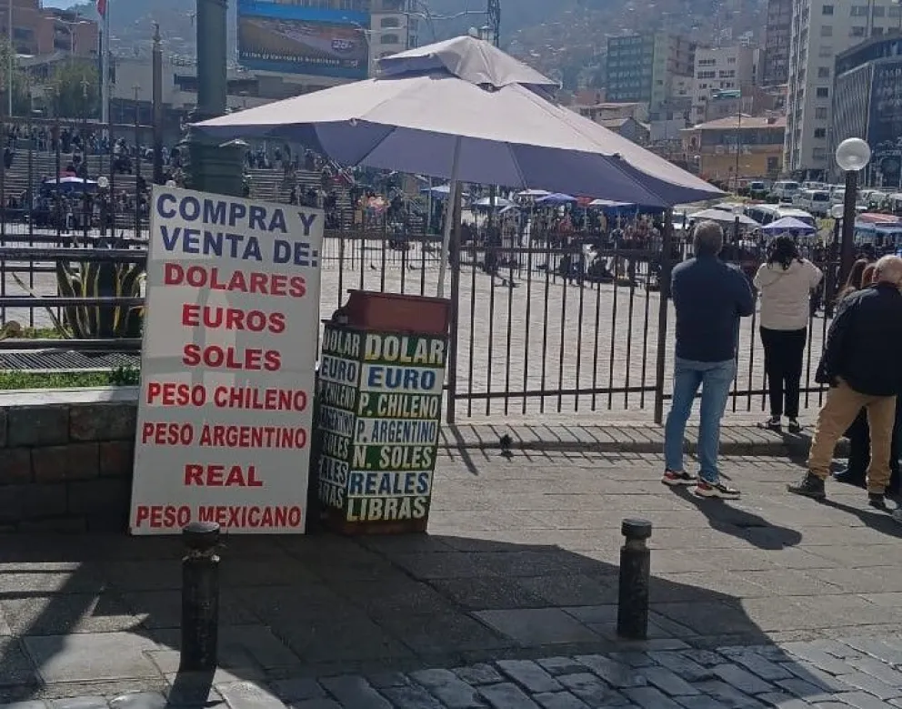 Uno de los puestos de librecambistas, en la esquina de la calle Sagárnaga y la plaza San Francisco. Foto: Carlos Quisbert.