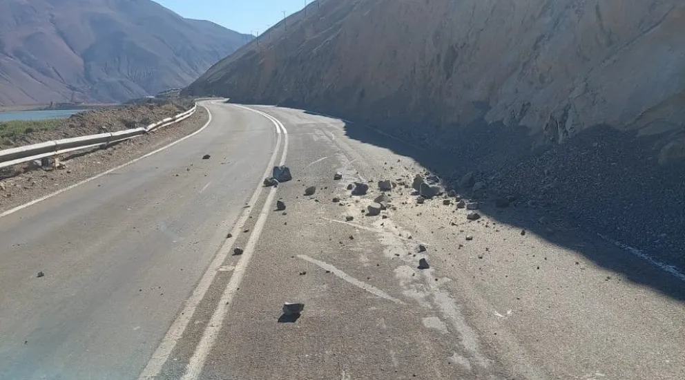 Un deslizamiento de rocas en un camino de la región afectada por el sismo. Foto: @cvillela05