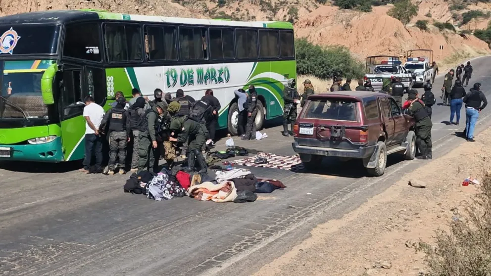 Policías con las armas secuestradas este viernes, en medio de los bloqueos. Foto: APG