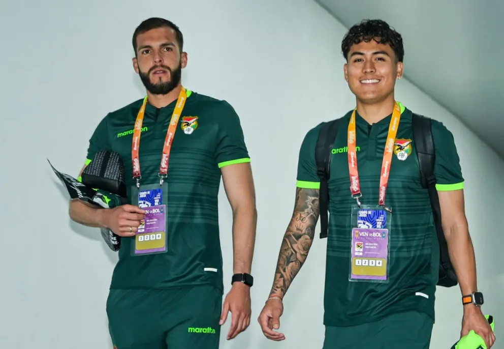 Sotomayor (der.) junto al golero Rodrigo Banegas en Maturín. Los dos atigrados integran la Selección nacional. Foto: FBF