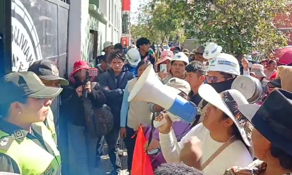 Protesta de "evistas" en el ingreso a la UTOP, en Cochabamba. Foto: captura