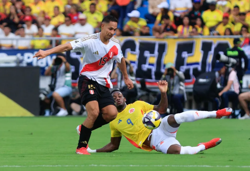 El peruano Renzo Garcés (15) disputa una pelota con Jhon Durán, delantero de la selección colombiana. Foto: Conmebol