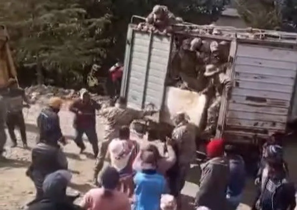 Militares son retenidos por cocaleos en Colomi, Cochabamba. Foto: captura radio Cepra