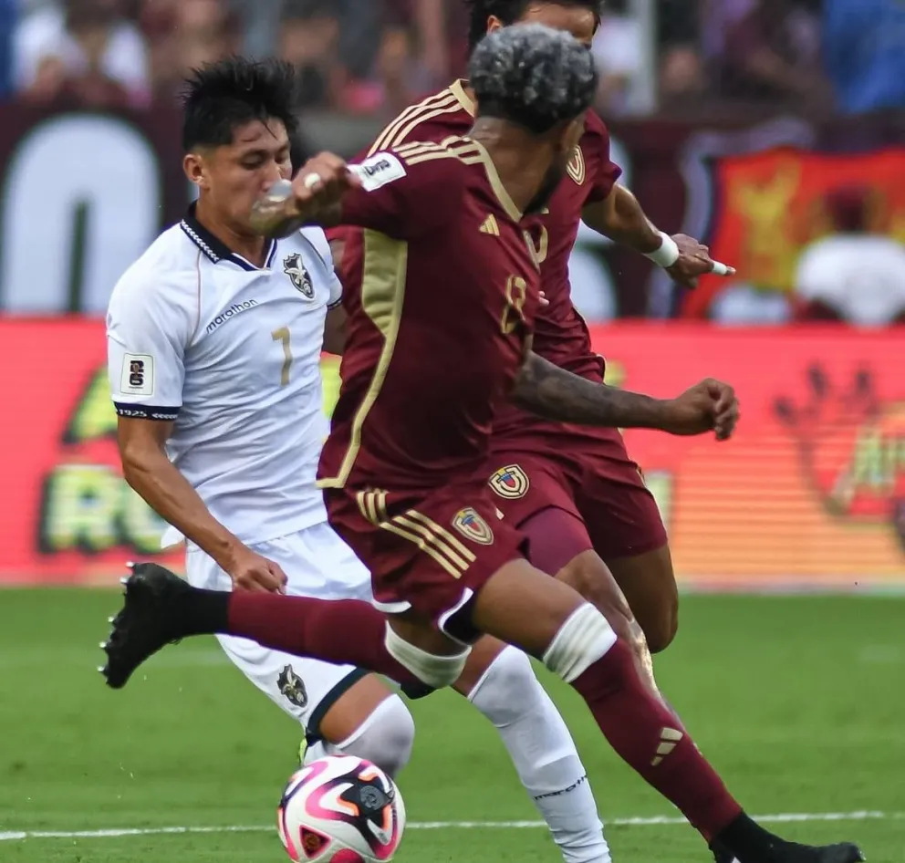 Miguel Terceros (izq.) hizo lo que pudo en ataque, pero le faltó compañía. Foto: FBF. 