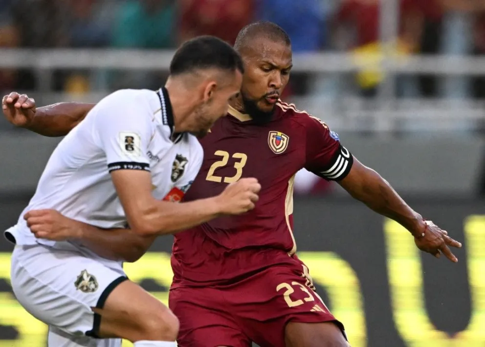 Luis Haquin (izq.), el capitán de la Selección boliviana, sale a la marca de Salomón Rondón. Foto: Conmebol