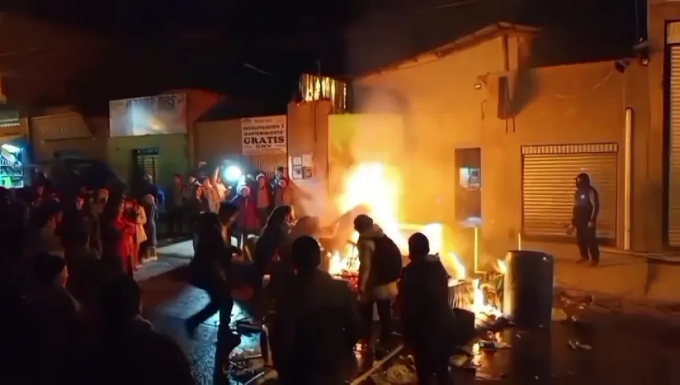 Los muebles fueron quemados. Foto: Captura