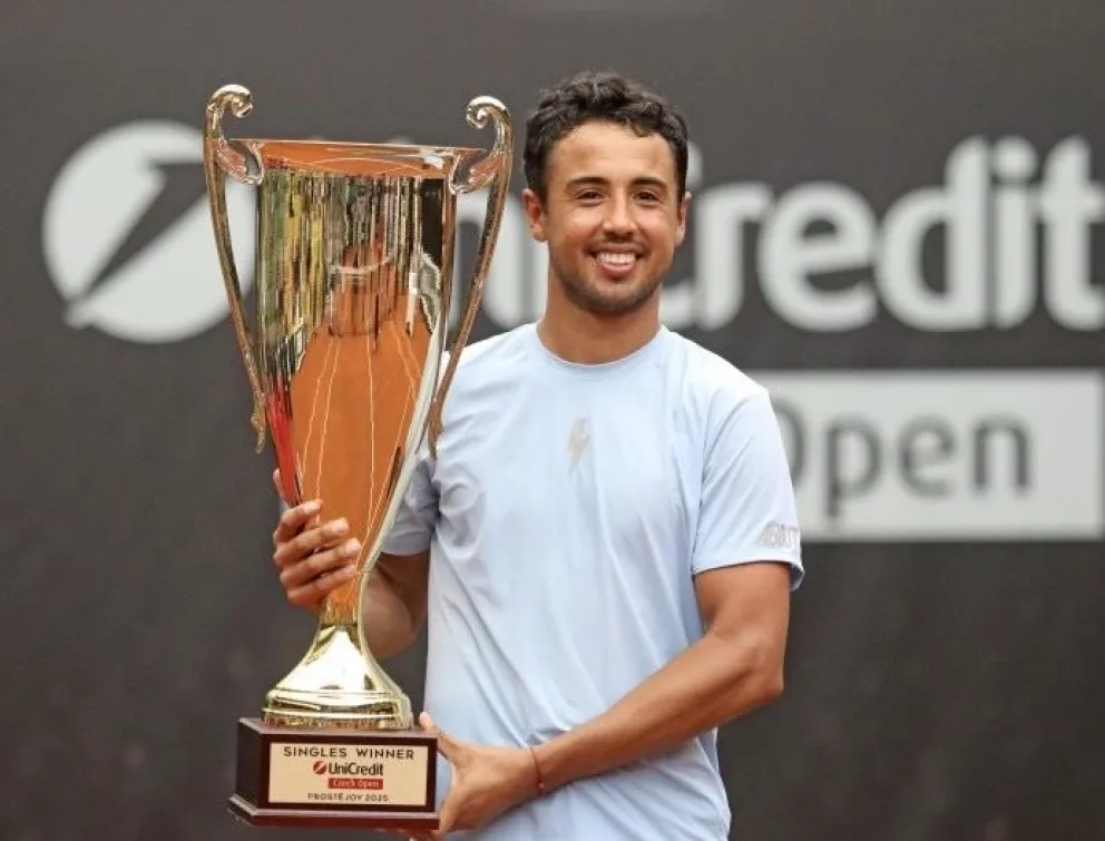 Hugo Dellien con el trofeo de campeón del torneo que culminó este sábado en República Checa. Foto: Challenger de Prostejov. 