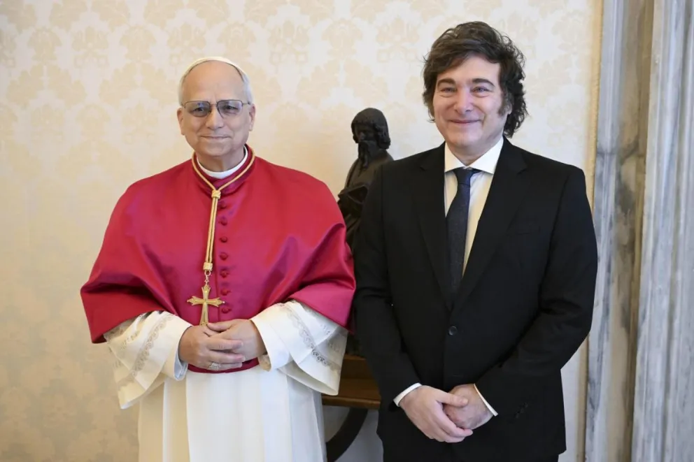 Una imagen proporcionada por Vatican Media muestra al Papa León XIV con el presidente de Argentina, Javier Milei, en la Ciudad del Vaticano. Foto: EFE