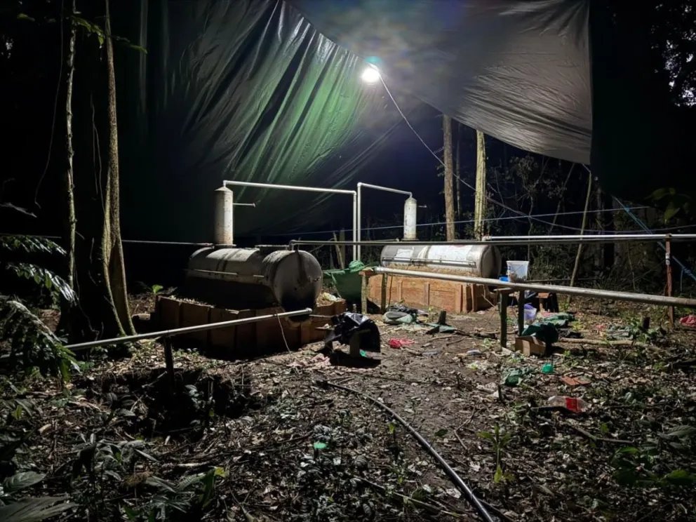 Artefactos usados para la cristalización de clorhidrato de cocaína, hallada en un megalaboratorio en Villatunari. Foto: Felcn. 