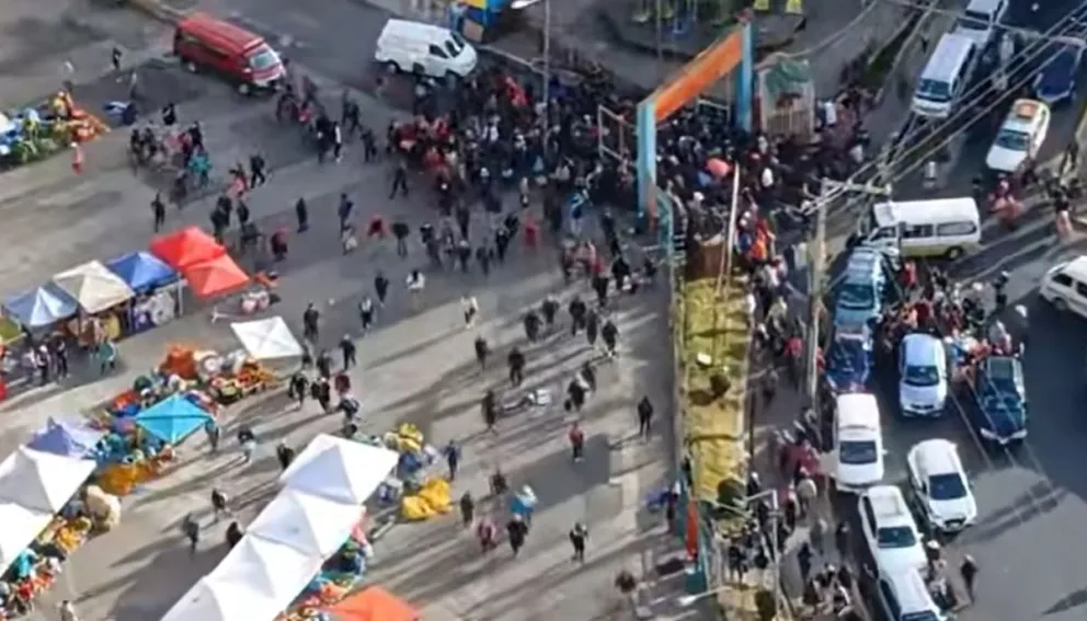 Pobladores entran a empujones a una feria de alimentos en La Paz