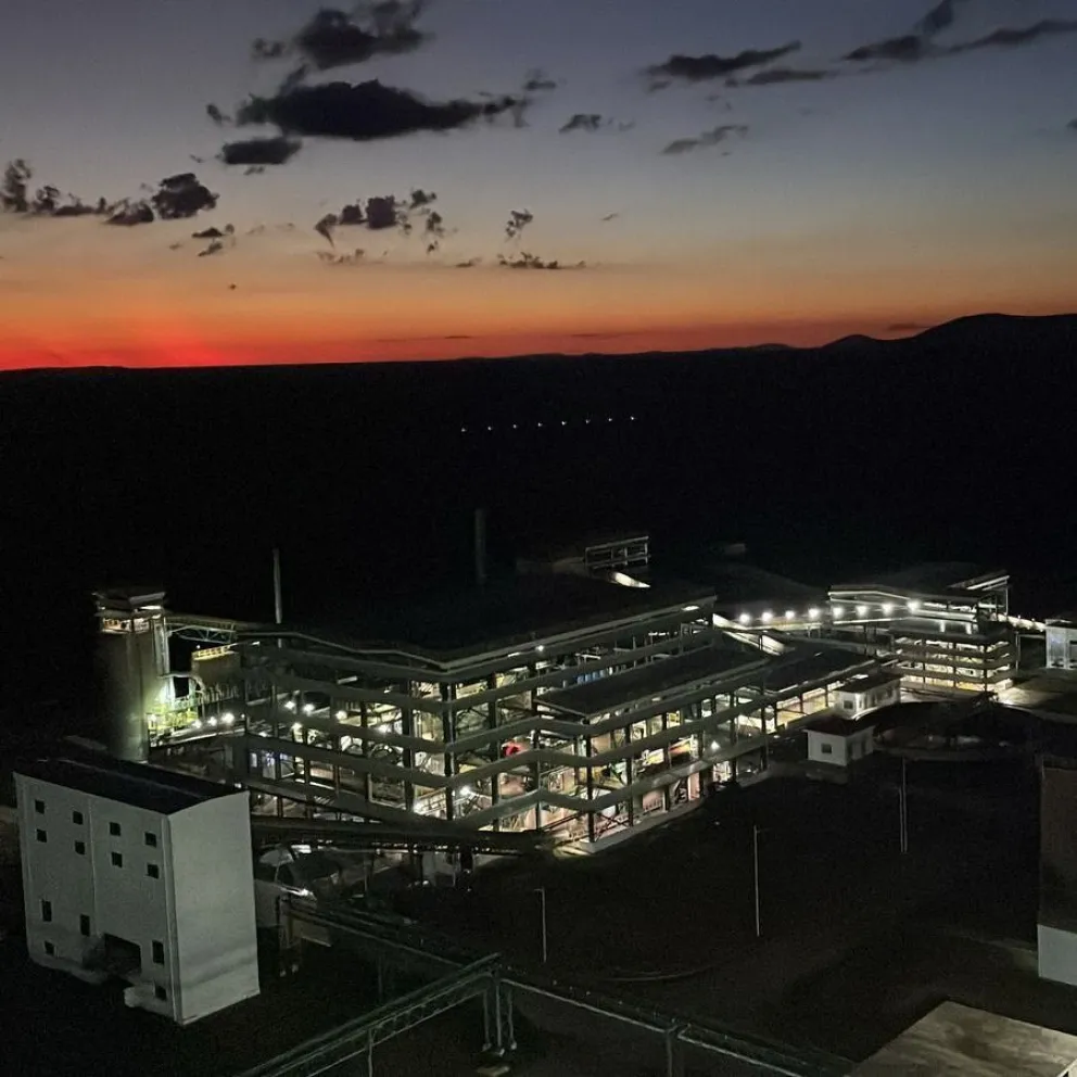 Vista nocturna de la planta del Mutún, que genera su propia energía eléctrica. Foto: ESM