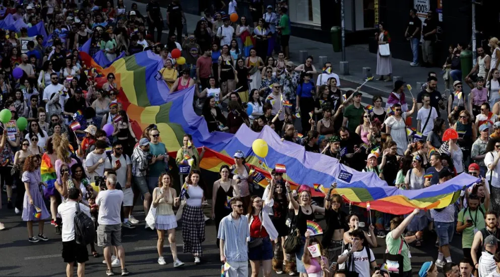 Decenas de miles de personas participan en la anual Marcha del Orgullo de Bucarest por vigésimo año consecutivo, pidiendo el reconocimiento legal de las uniones civiles. Foto: EFE